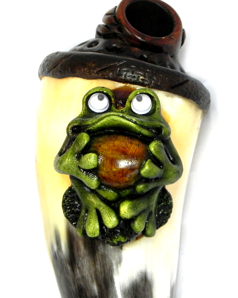 HP-060206-Z Handcrafted tobacco smoking natural bullhorn hand pipe of a green frog with googly eyes.